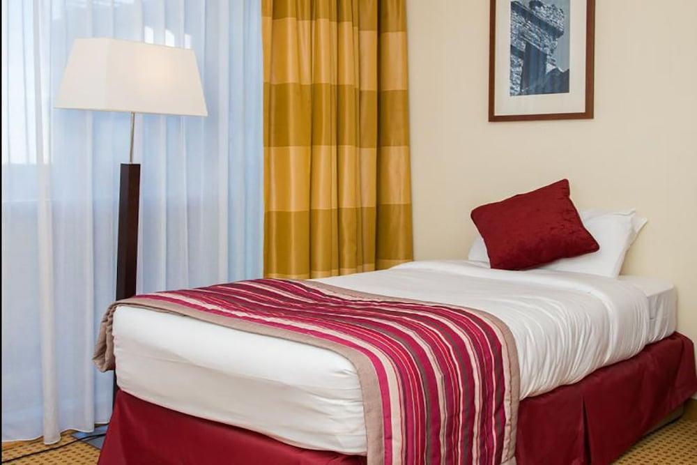 Pillo Hotel & Leisure Club Ashbourne Exteriör bild